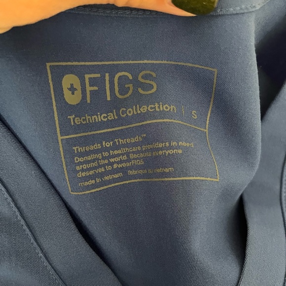 FIGS Limited Edition Caterina One Pocket Scrub Top in Denim. Size Small. - Picture 4 of 9